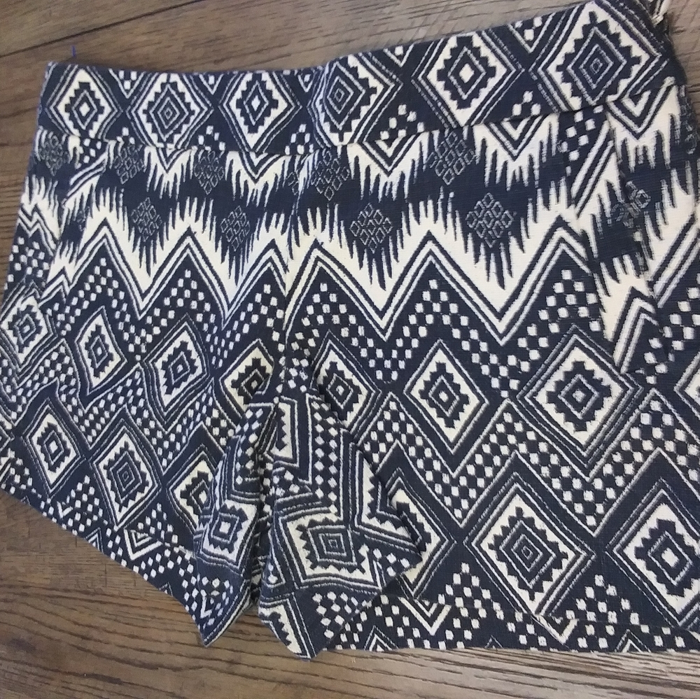 Women's J. Crew shorts size 10 Aztec design Navy